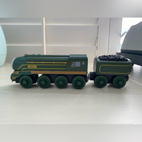 Thomas and Friends Fisher-Price Wooden Railway Streamlined Emily 2012 - Picture 3 of 5